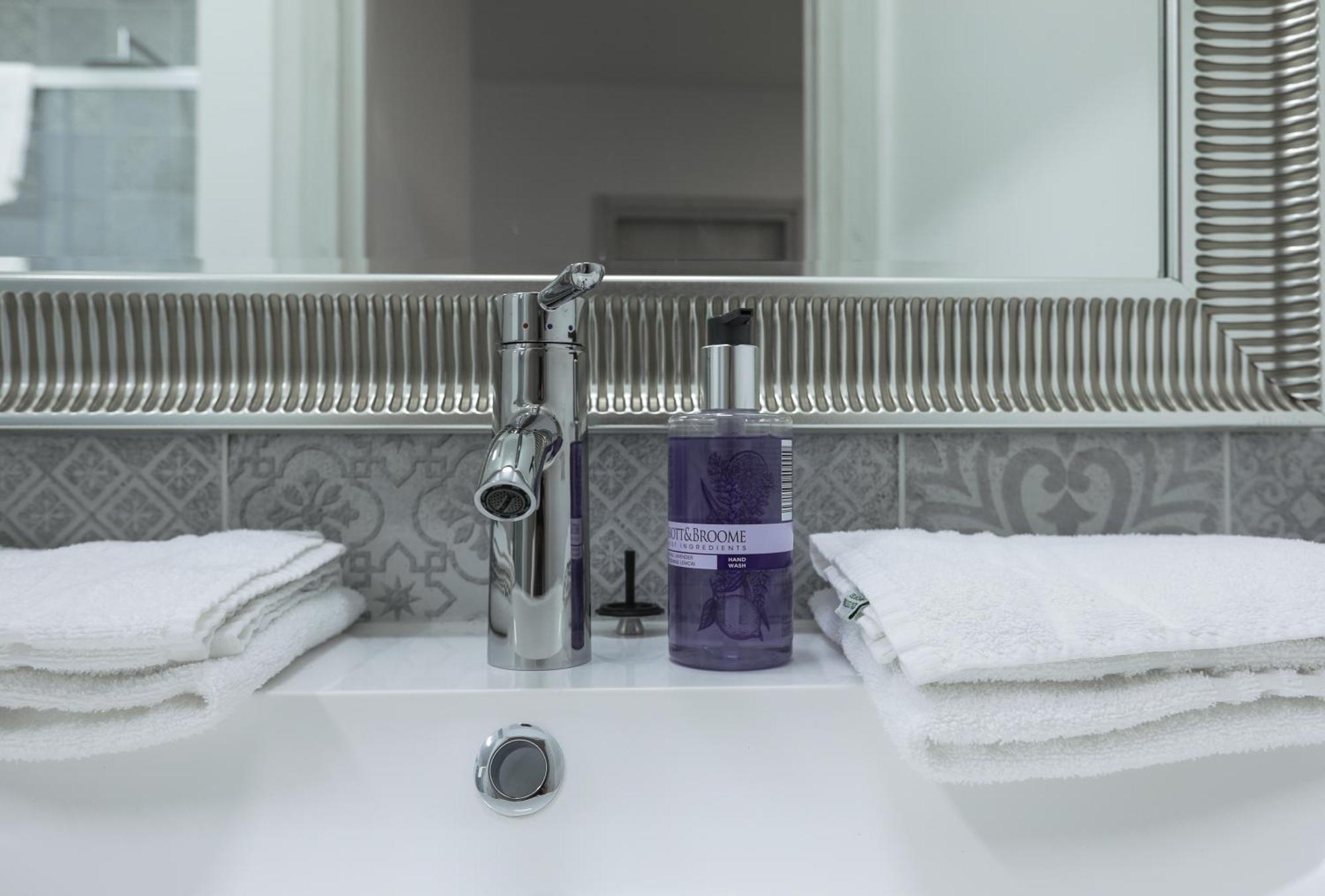 Blue Sapphire Como Cozy Flat In Center Of City Apartman Kültér fotó
